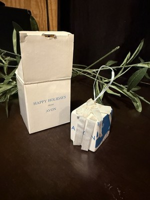 Avon Happy Holidays Gift Ornament Snowflake Box 2005