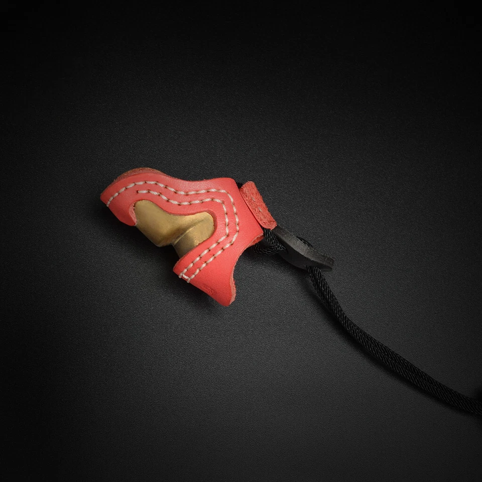Anillo para pulgar de tiro con arco de cuero suave y protector de dedo de latón para arco recurvo rojo Foto 3 de 4