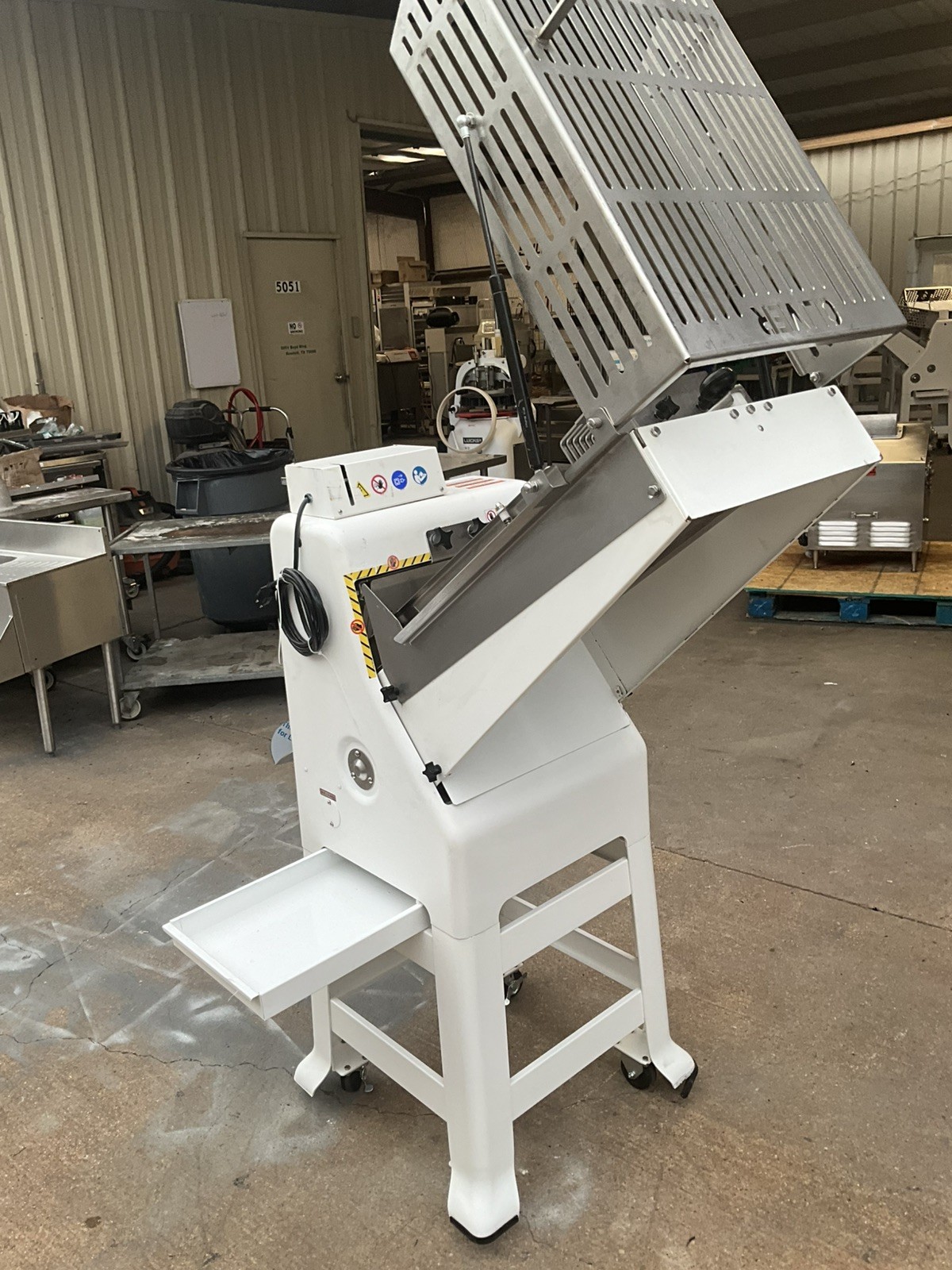 2025 Oliver Gravity Feed Bakery Bread Slicer 797-32 w/ Pro Guard Artisan