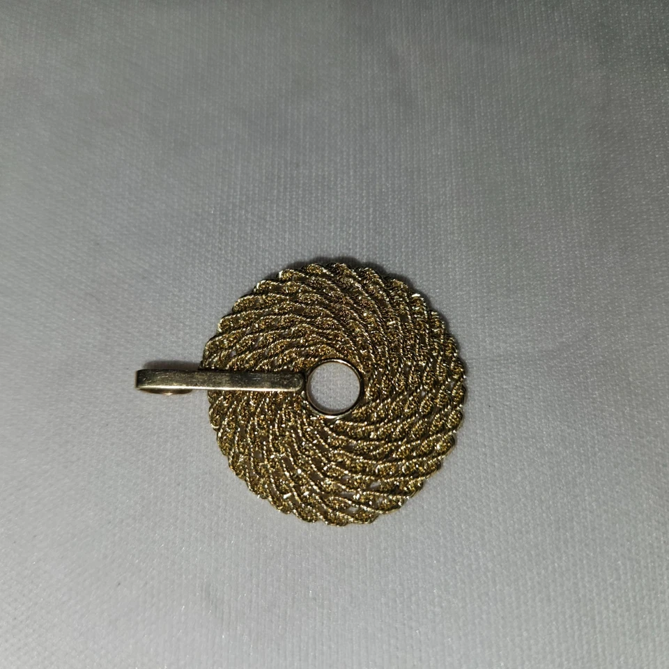 Colgante circular redondo de oro amarillo macizo de 10k ~ Firmado: Michael Anthony  Foto 4 de 4