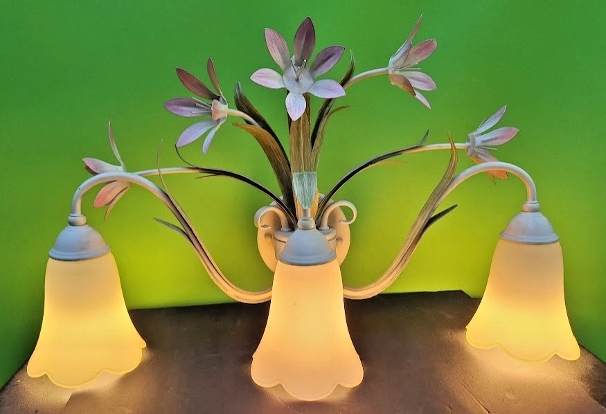 VINTAGE TOLE FLORAL LARGE WALL SCONCE 3 LIGHTS FLOWERS & FOLIAGE frosted glass - Image 2 of 4