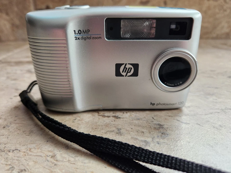 HP Photosmart 120 Digital Camera Silver 1.0 MP, 2x Digital Zoom - Image 2 of 4