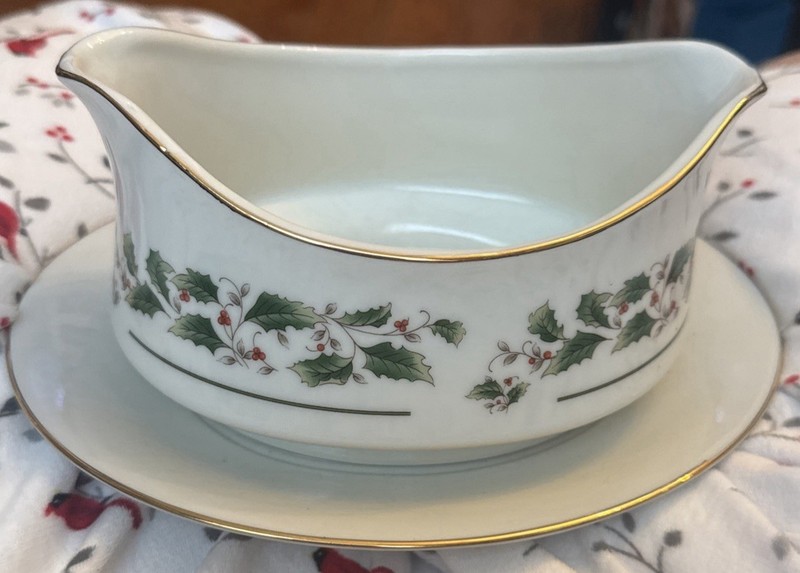 Vtg Royal Limited Holly Holiday With Gold Rim Gravy Boat & Underplate Pre-owned