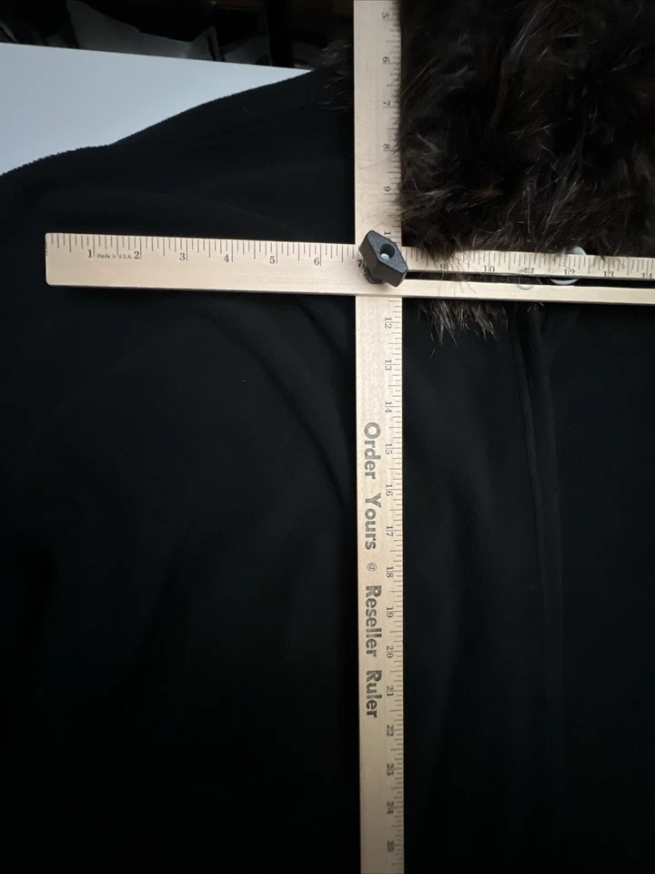 Capa de piel sintética Joan Rivers para mujer talla única negra con ribete de abeto sintético marrón suave Foto 2 de 4