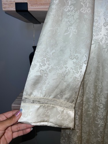 Christian Dior Vintage Elegant Ivory Satin Robe, Embossed Floral Pattern Size L - Picture 3 of 6