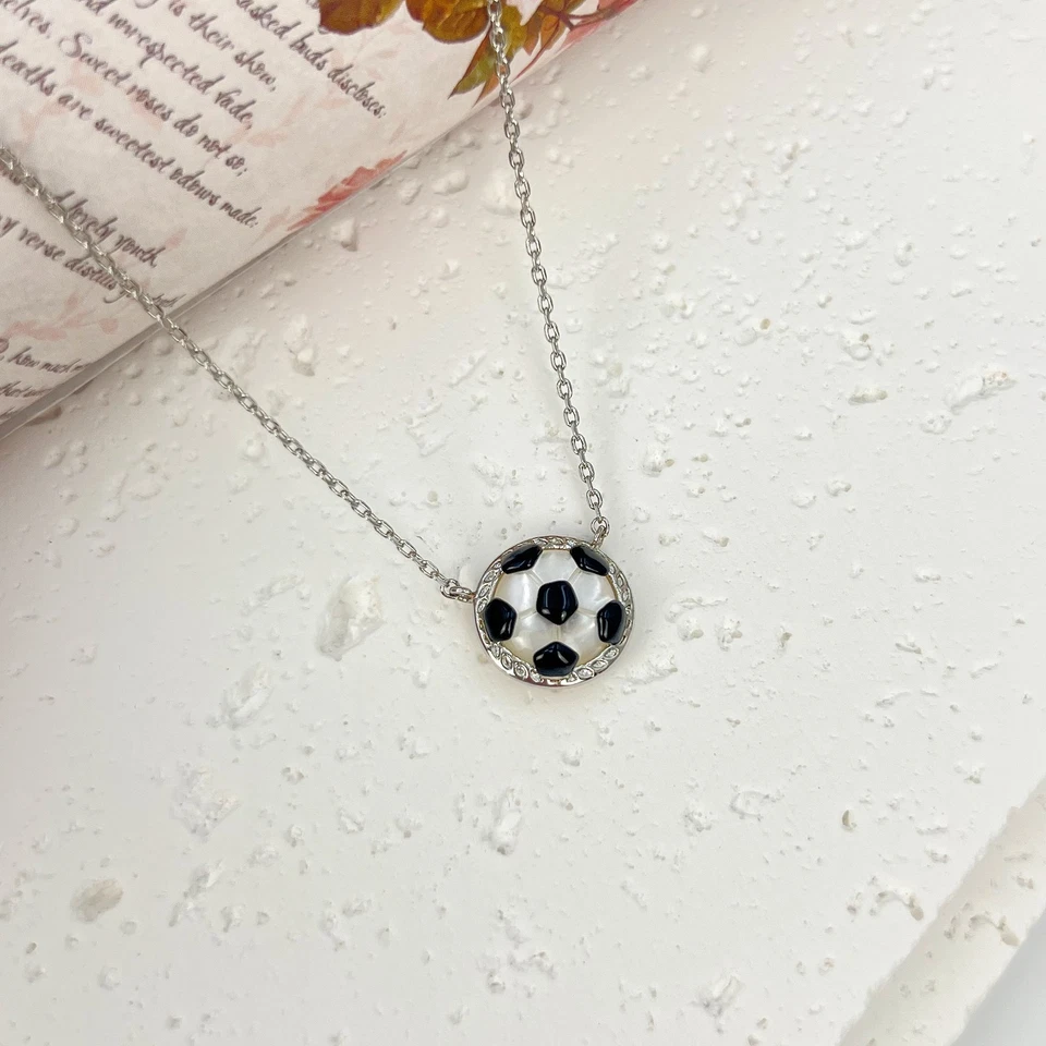 Collar colgante corto de plata de fútbol Kendra Scott en marfil nácar Foto 4 de 4