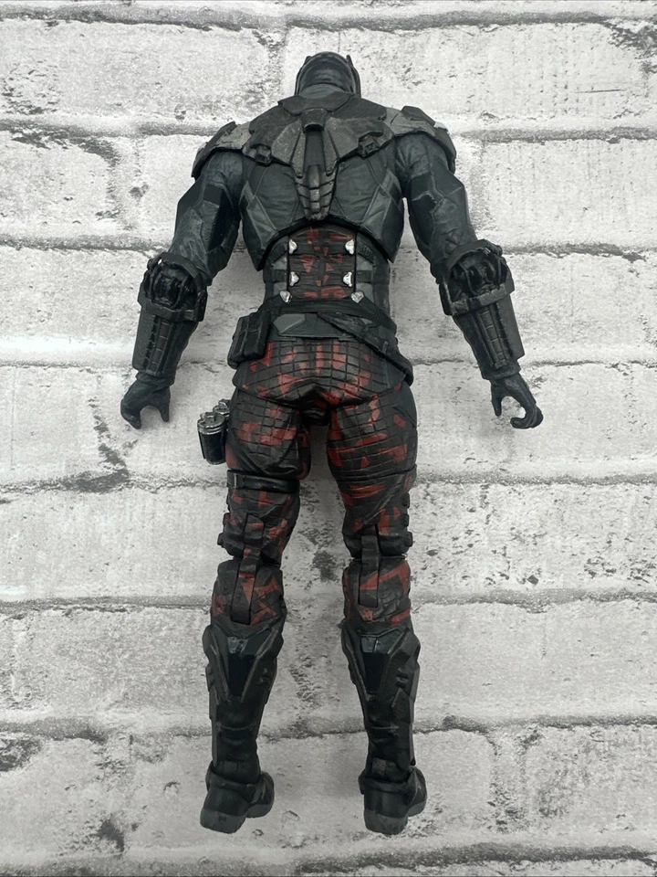 DC DIRECT  BATMAN ARKHAM SERIES ARKHAM KNIGHT ACTION FIGURE NO WEAPON - Image 2 of 3