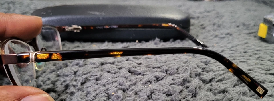 Marco de gafas de metal rectangular marrón Jones New York J138.  48mm G511 Foto 2 de 4