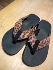 NWT Comfortable Women s Medium Leopard Flip Flops Lightweight Outdoor Sandals