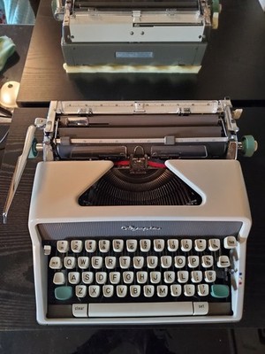 1961 Olympia SM7 De Luxe Typewriter w/Case Working Classic Vtg Pica 