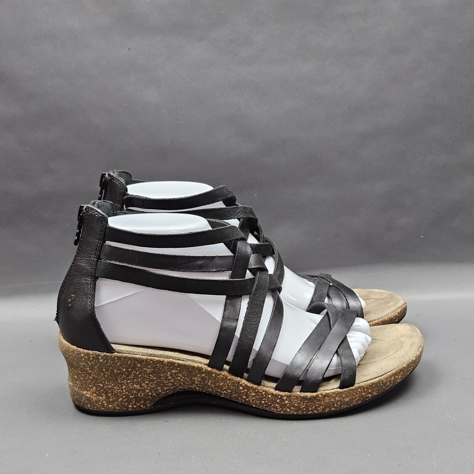 Sandalias de cuña Ahnu Trolley para mujer 8,5 cuero negro con tiras gladiador cremallera zapatos