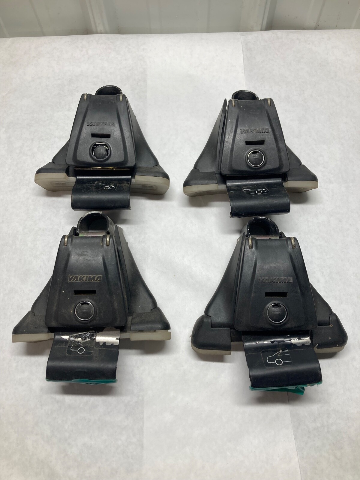 Set of 4 Yakima QTowers Roof Rack Towers for Round Bars with pads