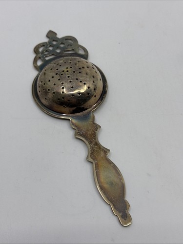 Colino da tè vintage sopra la tazza - Foto 4 di 5