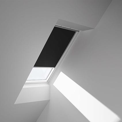 Store occultant VELUX bloque la lumière du jour dans la chambre UK08