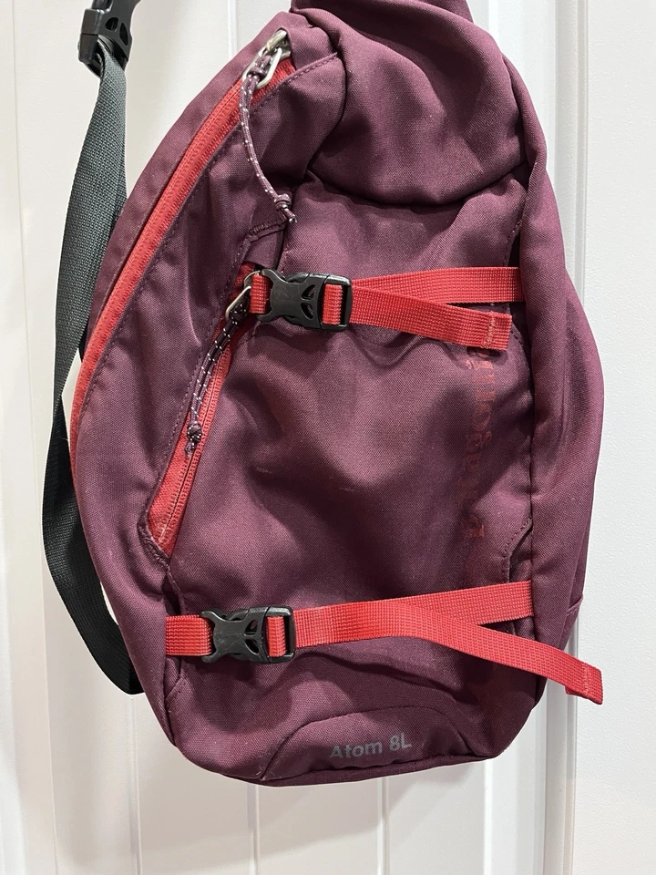 Bolsa Sling Patagonia Atom 8L unissex carmesim com detalhes vermelhos - Imagem 3 de 4