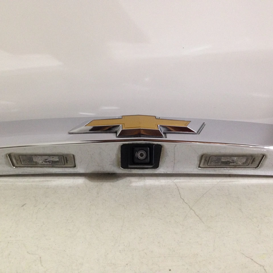 Apliques de puerta levadiza Chevy Traverse 2013-2017 moldura cromada con cámara OEM brillante Foto 3 de 4