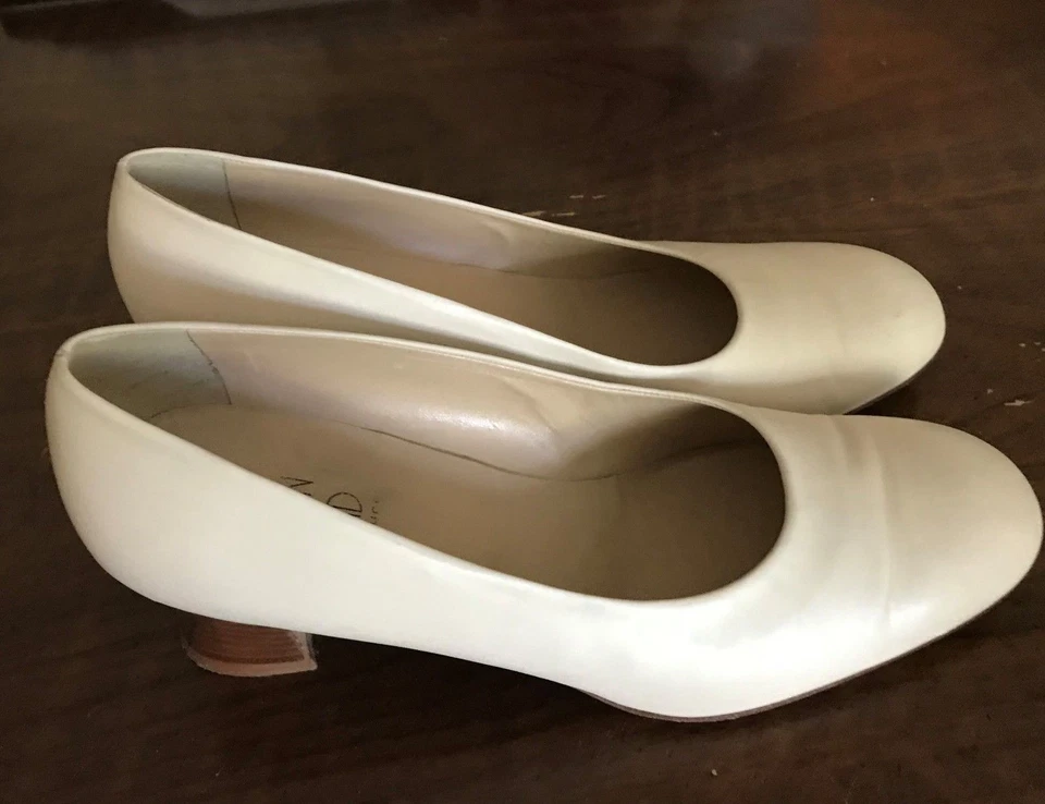 Zapatos formales clásicos Joan & David 100 % cuero (mujer) talla 10 M color hueso Foto 2 de 4