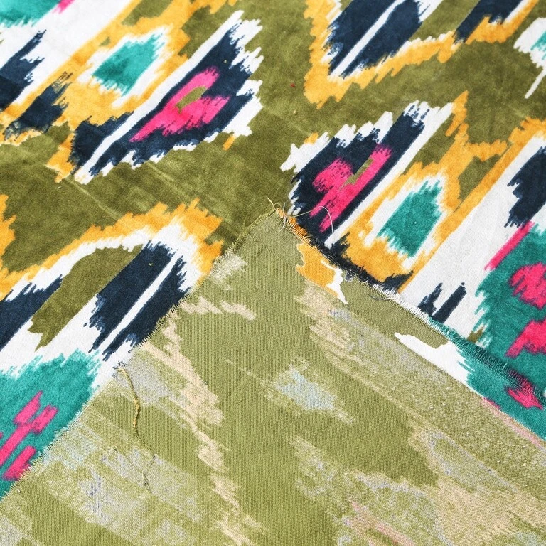 Vestido indio de tela de terciopelo suave estampado Ikat costura tapicería terciopelo por yarda Foto 2 de 4
