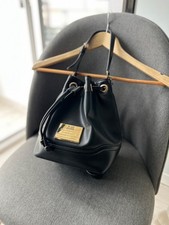 Borsa a secchiello Love Moschino in pelle nera con logo oro e coulisse lusso