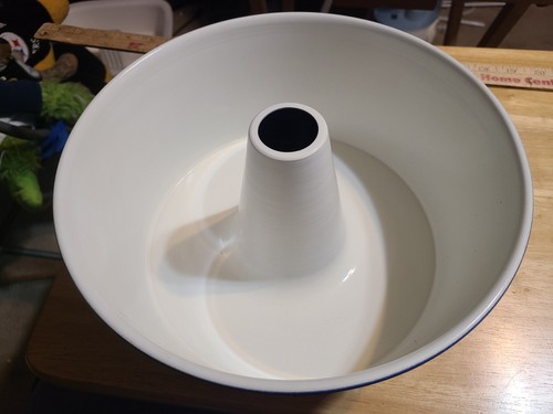 Angel food cake pan