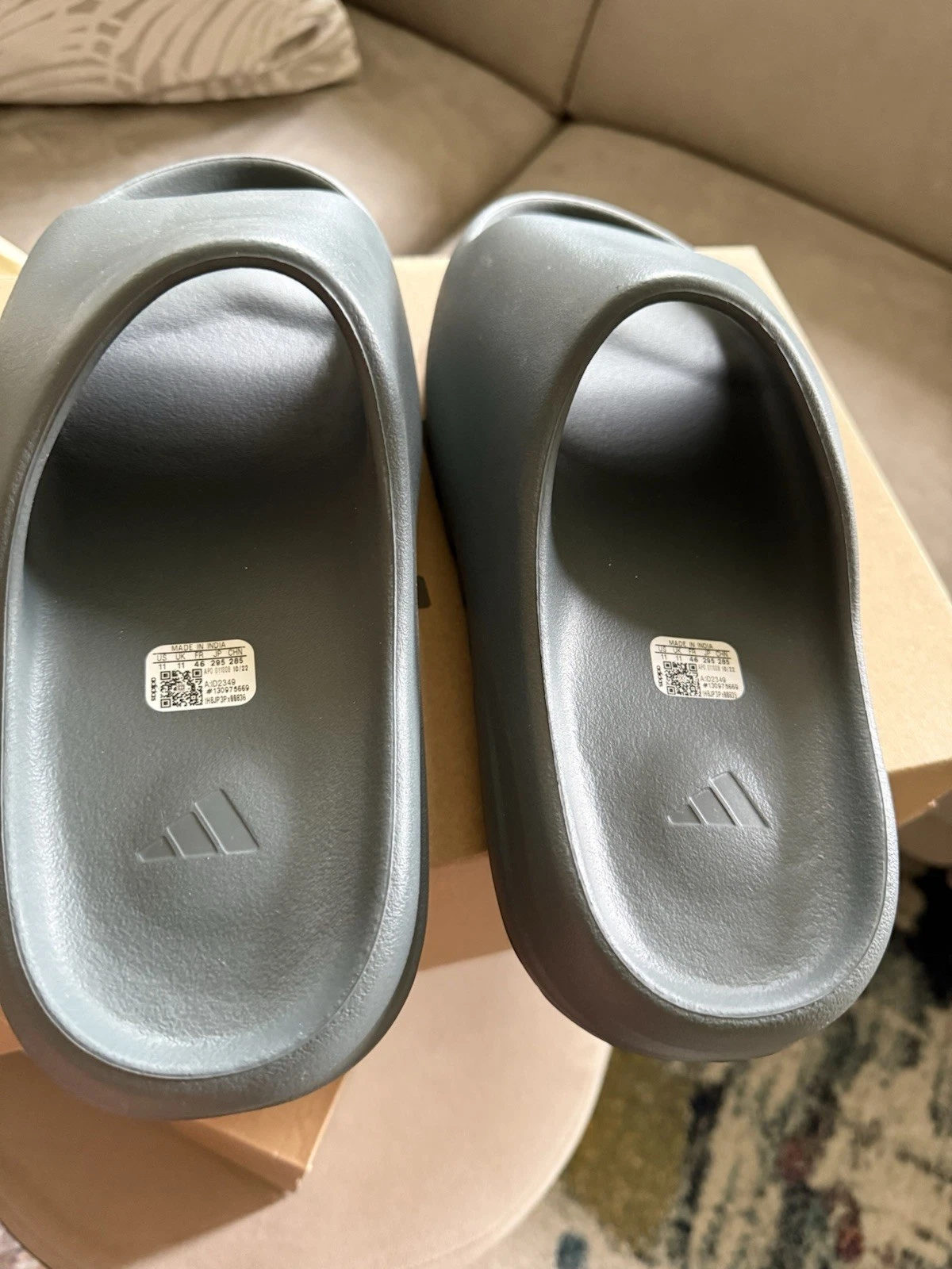 Nuovissime diapositive Yeezy Dark Onyx taglia UK 11 con scatola