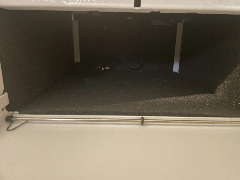 Caja fuerte inteligente Liberty HDX-250 con llave de respaldo letras SafeDefend Foto 4 de 4