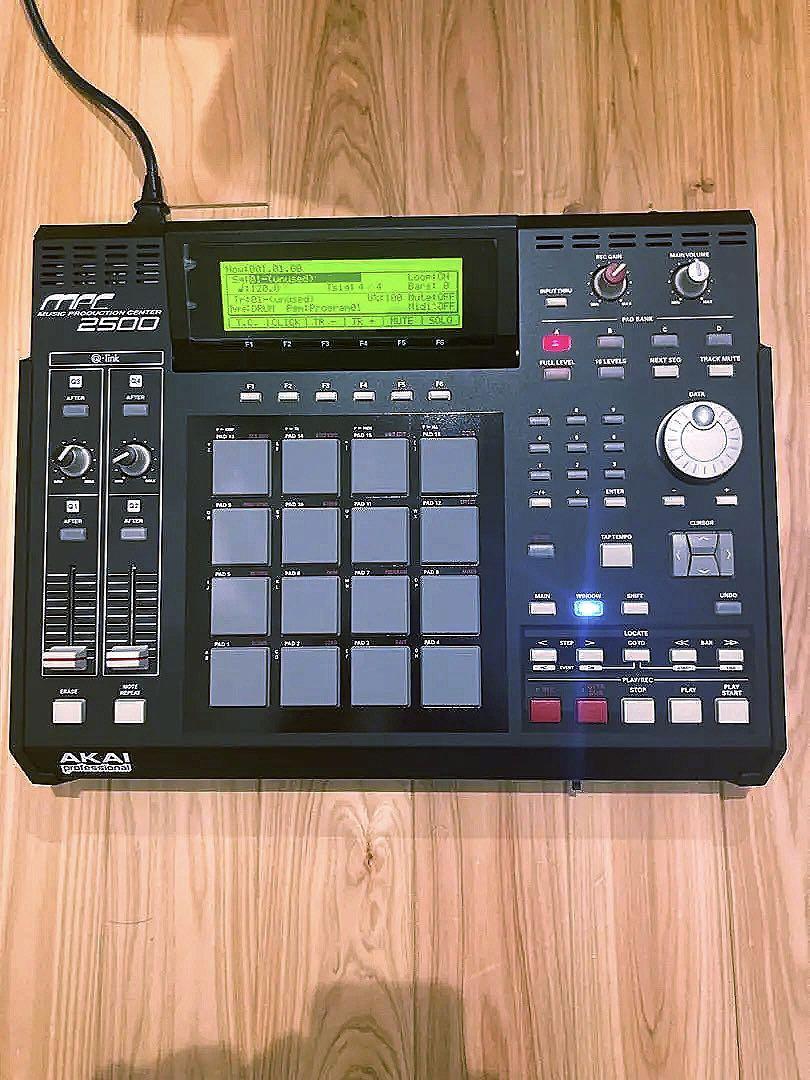 MPC2500 Akai Professional Music Production Center Sampler Drum 
