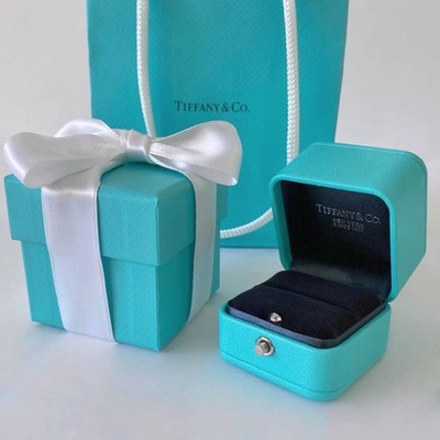 Tiffany &Co リボン　ギフトボックス　小物入れ TIFFANY&Co.（ティファニー） リボン プレゼントボックス型 小物入れ