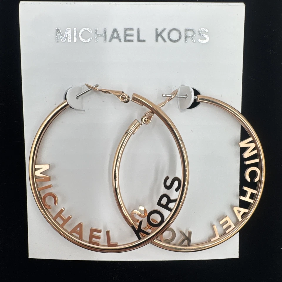 Pendientes de aro Michael Kors Joyería Oro Rosa Michael Kors Aros redondos deletreados Foto 2 de 3