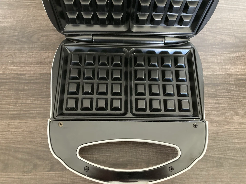 Gofrera belga cuadrada Proctor Silex | Modelo # 26008Y - blanca - Usada en excelente estado Foto 3 de 4