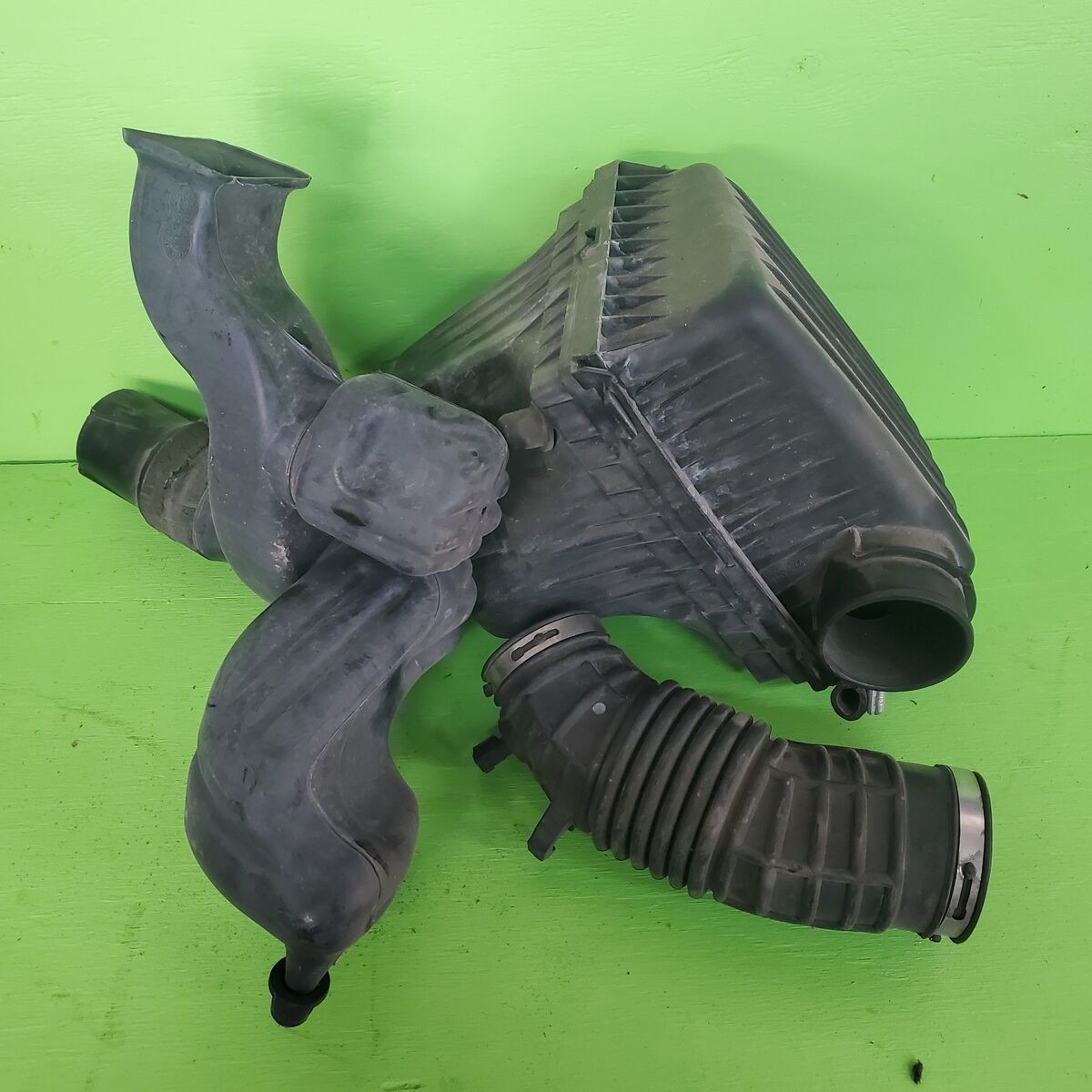 05-10 CHARGER 300 MAGNUM CHALLENGER OEM 2.7 3.5 AIR INTAKE CLEANER BOX ASSEMBLY