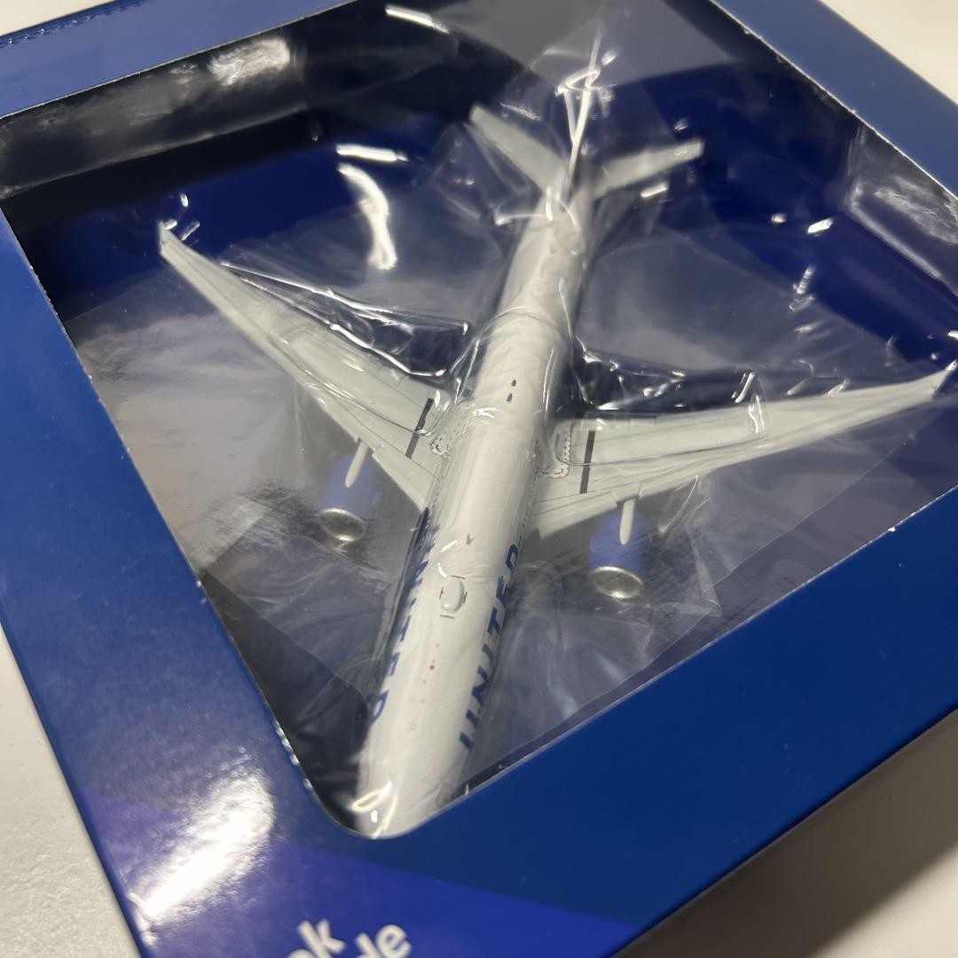 Gemini Jets Boeing 777-300ER United 1:400 Scale Model - Used