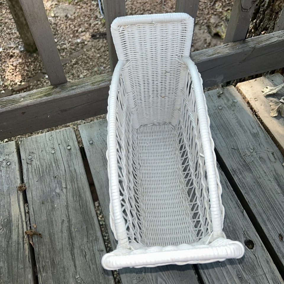 Vintage off White Wicker Magazine Record Storage Rack Yarn Basket Shabby Cottage - Image 2 of 4