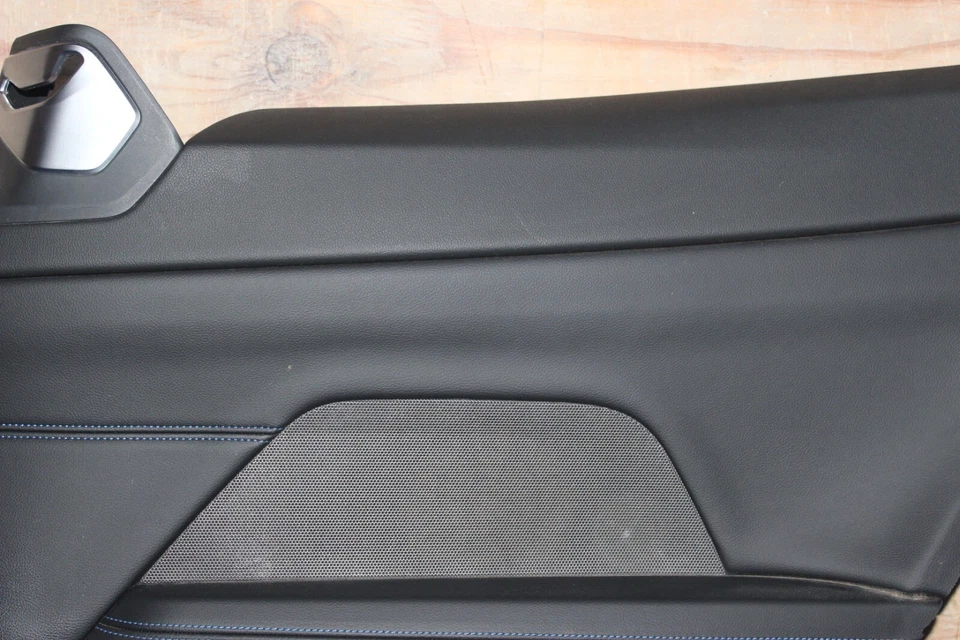 Кожаная правая задняя дверная панель Vernasca черный шов синий от оригинального производителя BMW G22 M440i 21-22 - Изображение 3 из 4