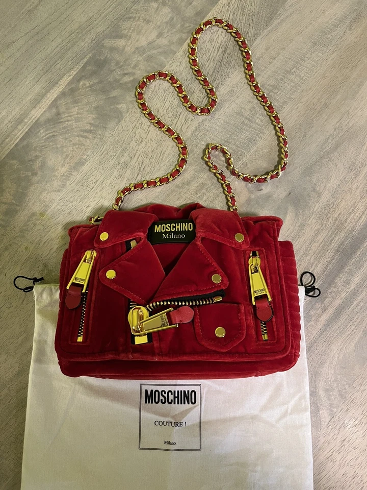 Moschino Colección Otoño 2022 Bolso Motero Rojo Terciopelo Dorado Cremalleras Foto 4 de 4