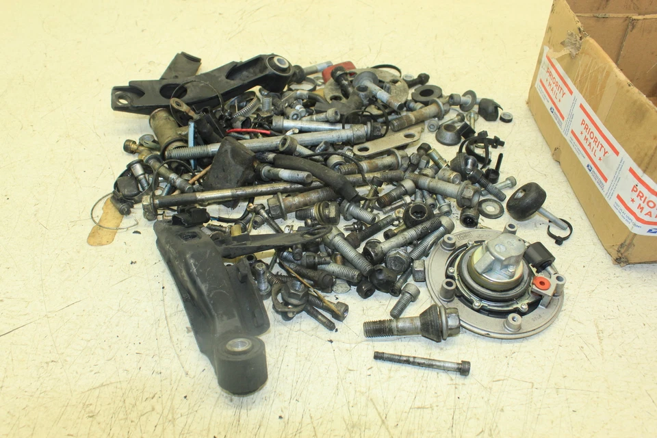 BMW K1200RS 1200 1998 OEM MISC. JUEGO DE PERNOS TORNILLOS PIEZAS PEQUEÑAS B28D Foto 2 de 4