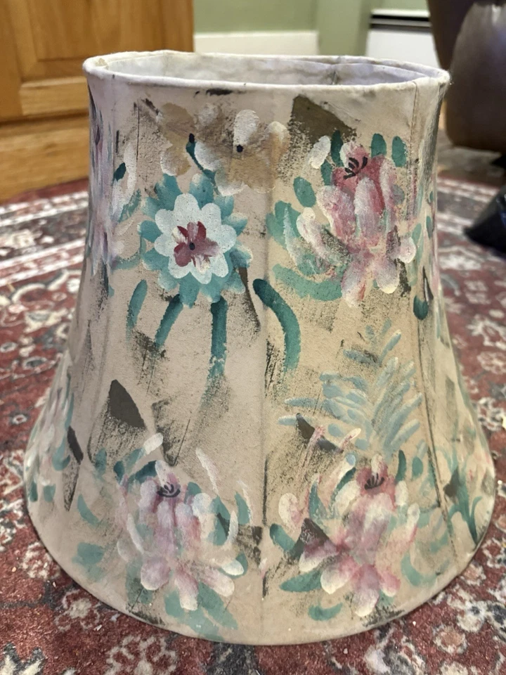 Pantalla pintada a mano bronceada con hermosas flores Foto 2 de 4