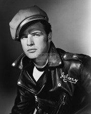 MARLON BRANDO IN "THE WILD ONE" - 8X10 PUBLICITY PHOTO (EP-692)