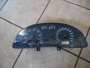VW Passat 3B Tacho Tachometer Kombiinstrument 3B0919881F