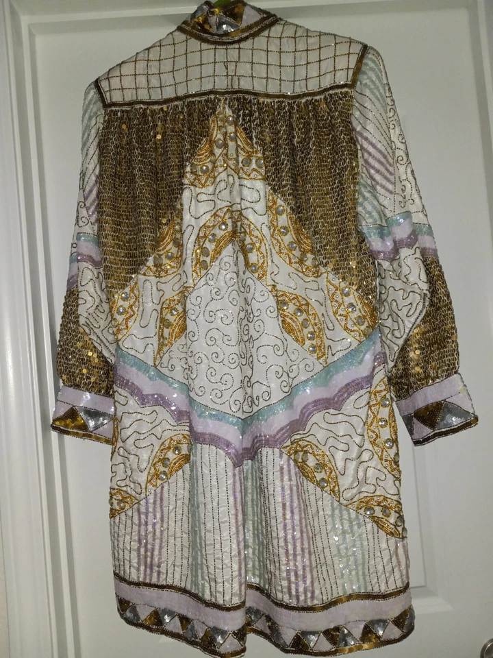 CHAQUETA ART DECO VINTAGE DE SEDA BLANCA CON CUENTAS A MANO AÑOS 80. HERMOSO Foto 2 de 4