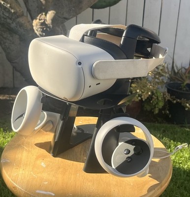 Meta Quest 2 128GB VR Headset Bundle