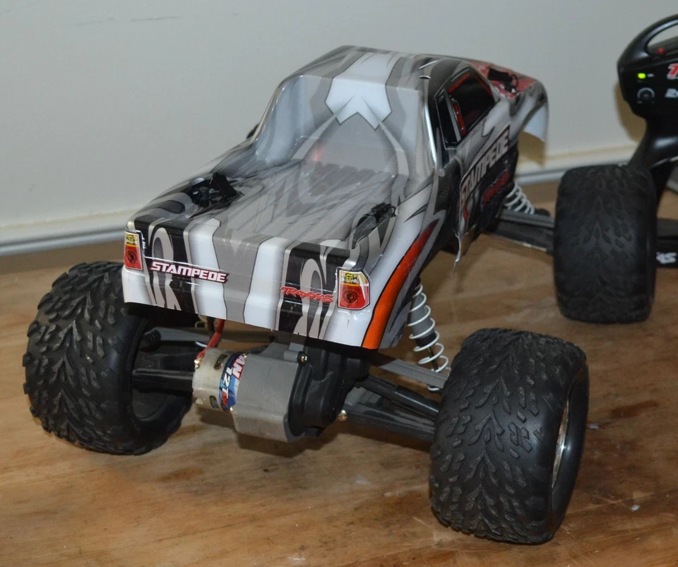 Traxxas Stampede - Edición limitada Spidyman - 2x2 XL-5 con transmisor de batería Foto 4 de 4