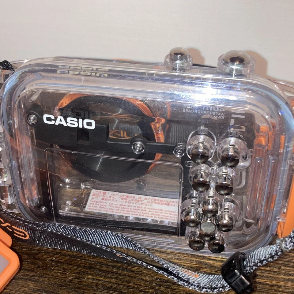 Estuche impermeable EXILIM 40 mm/130 pies EWC-55 CASIO para cámara submarina Foto 4 de 4