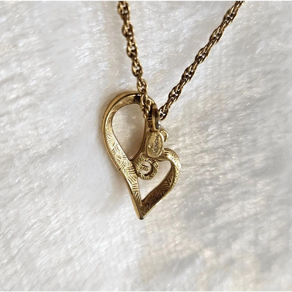 Collar Givenchy (Auténtico) Asimétrico Oro Corazón y Perla Acento 18" De Colección Foto 4 de 4