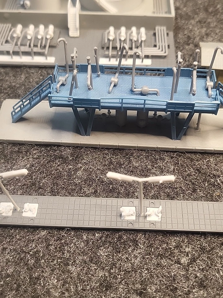 Kibri Z Scale 1 /220 6726 /6727/ 6728? Fuel Oil Tanks Refinery Fully Assembled - Image 2 of 4