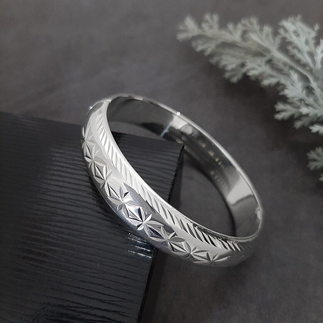 925 Sterling Silver Hinged Curved Flat Band Bangle Bracelet 925 Sterling Silver Hinged Curved Flat Band Bangle Bracelet