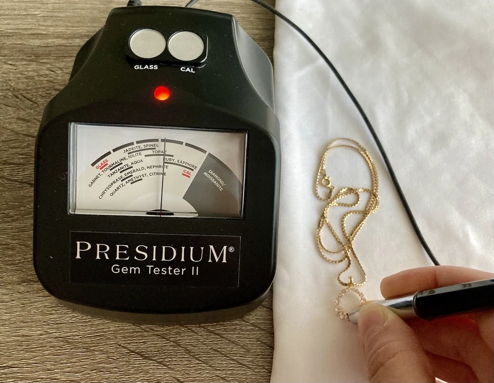 Collar de cadena colgante redondo de topacio blanco círculo abierto de oro de 10k fino graduado de colección Foto 3 de 4