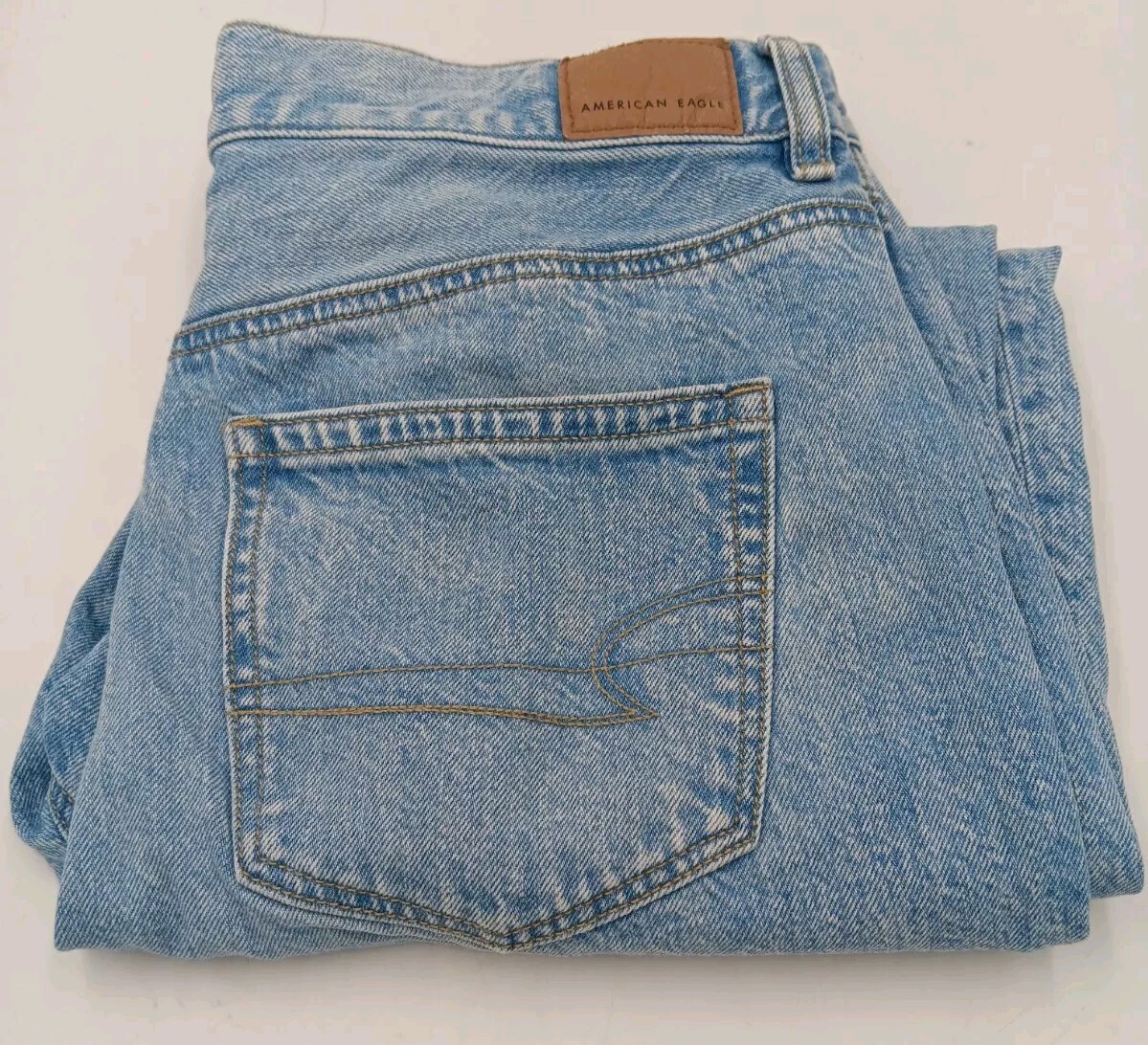 American Eagle Jeans Womens Size 6 Light Blue Mom Jean  Distressed Denim!!!