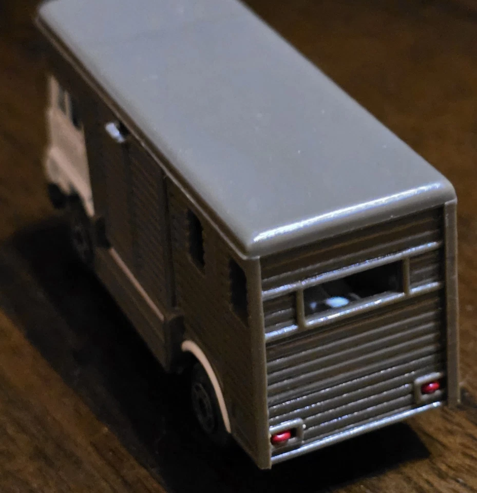 Camión diecast 3" MotorMax (6037) Bedford Horse Box 1/64 cabina blanca caja gris oscuro Foto 4 de 4