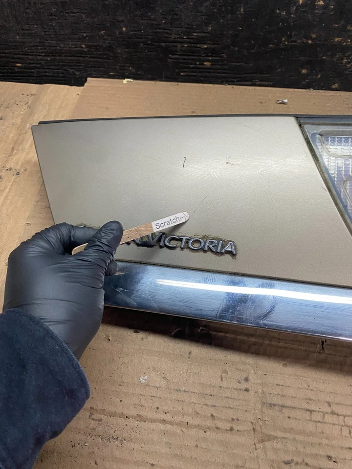 Painel de placa traseira de guarnição Ford Crown Victoria 1998 a 2011 U8152 DG - Imagem 4 de 4